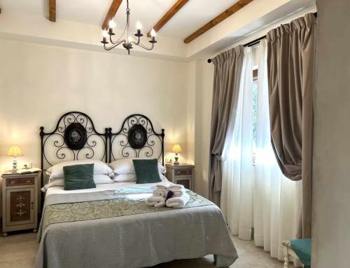 villa-fiume-tenuta-fiumara-bedroom-right-view