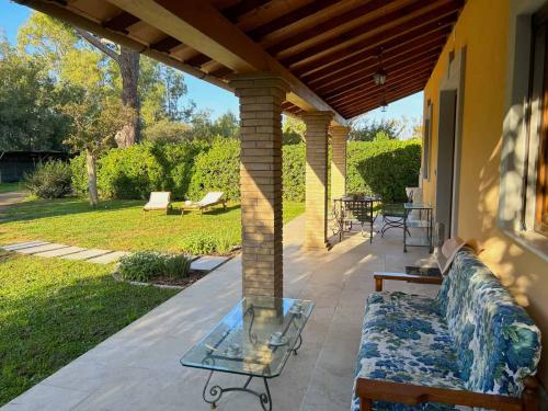 villa-fiume-tenuta-fiumara-left-outdoor-terrace-view