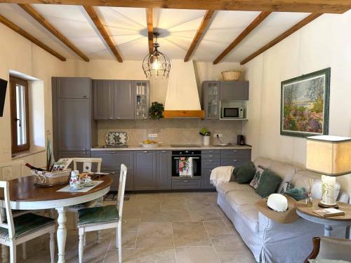 villa-fiume-tenuta-fiumara-living-room-kitchen-view