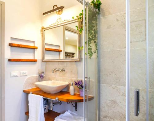 villa-lavanda-tenuta-fiumara-bathroom-left-view