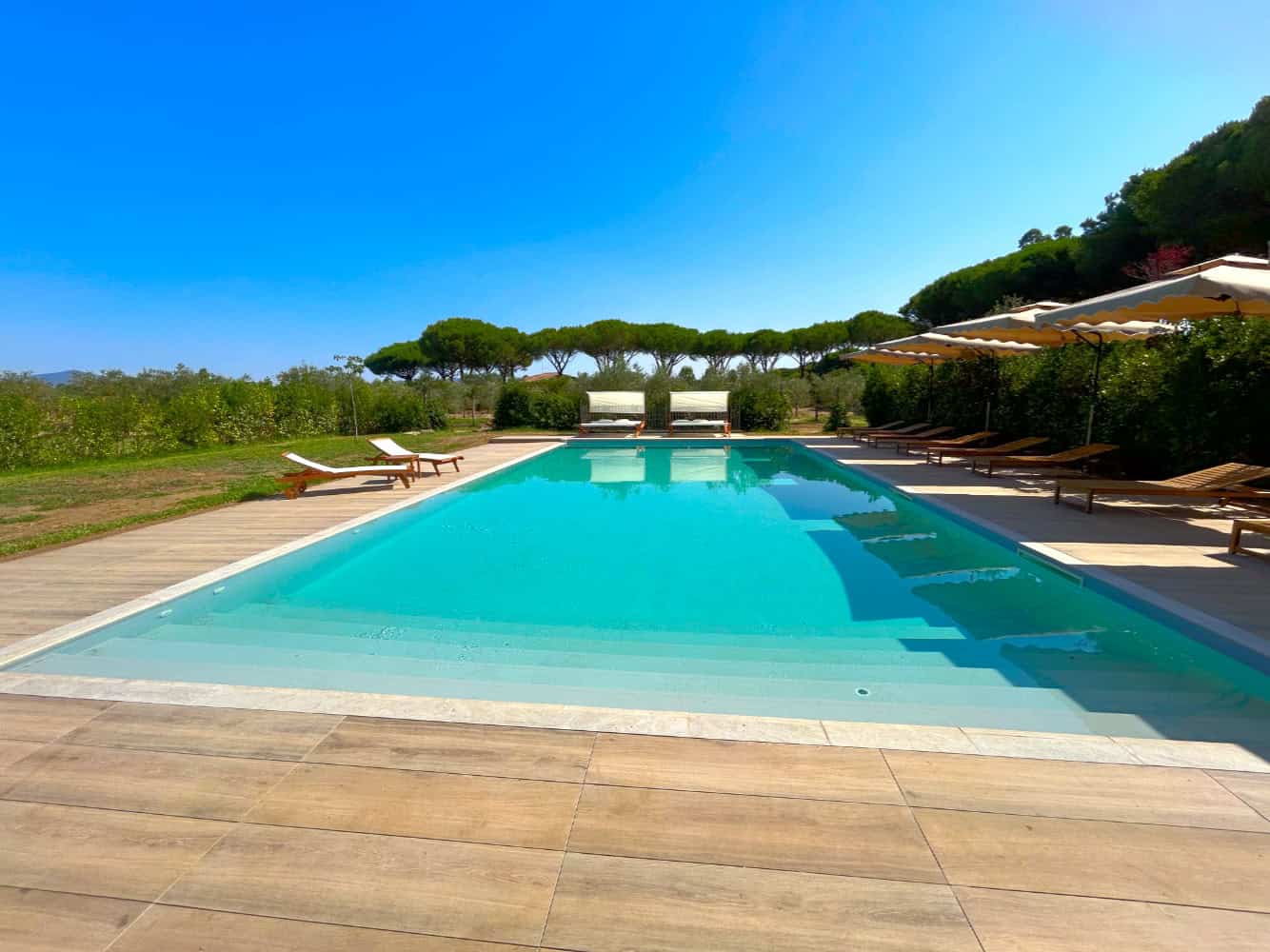 swimming-pool-tenuta-fiumara-left-view